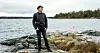 John Ajvide Lindqvist vid havet på Rådmansö i Roslagen.
