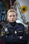Skådespelaren Amanda Jansson i polisuniform i sin roll som Sara i SVT-serien Tunna blå linjen.