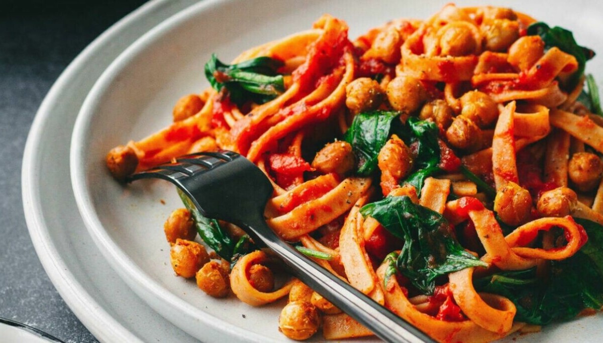 Pasta med kryddiga kikärtor och röd paprika