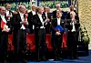 Män i frack applåderar Nobelpristagare.
