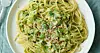 En tallrik spaghetti med riven zucchini, toppad med chiliflakes och riven ost.