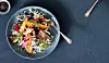 kålsallad med sötpotatis, svamp och rödlök