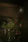 en sned julgran dekorerad med julkulor