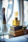 detalj i fönster med liten lampa och antika saker