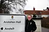 Fängelseprästen Hanna Backman vid skylten för Anstalten Hall.