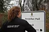 Fängelseprästen Hanna Backman vid skylten för Anstalten Hall.