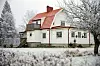 Renoverat 1920-talshus i frostigt landskap