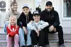 Hela familjen samlad på altantrappan: Mamma Madeleine, lillasyster Lilja, Samuel, lillebror Simon och pappa Mattias.