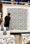 granskning av tapetmönster på fabriken