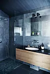 stilrent badrum corian, ek, kakel