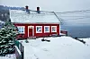 gammalt torp i snöigt landskap