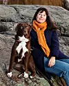 Johanna Gillbro med sin hund Maja. De sitter på en klippa.