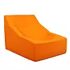 Låg orange fåtölj med enkla, mjuka linjer mot vit bakgrund.