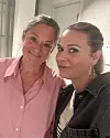 Reporter Frida Funemyr tar en selfie med Pernilla August.