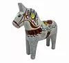 Grå handmålad dalahäst med traditionella kurbitsmönster mot vit bakgrund.