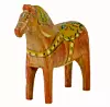 Handmålad trähäst i varm orange färg med dekorativt mönster.