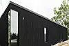 svartmålat nybyggt hus