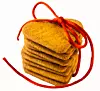 Stapel hjärtformade kakor bundna med ett rött band mot vit bakgrund.