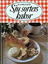Framsida till kokboken Sju sorters kakor med kakfat, kaffekopp och blommor.