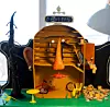 Färgstark miniatyrinstallation som föreställer ett huvud märkt med ordet demens.