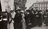 Svartvit bild av folksamling i tidigt 1900-tal på svenskt torg.