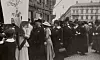 Svartvit bild av folksamling i tidigt 1900-tal på svenskt torg.