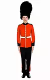 Vakt i röd uniform och hög pälsmössa står rakt uppställd mot vit bakgrund.