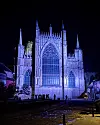 Nattbild av blåbelyst gotisk katedral med YORK-bokstäver framför