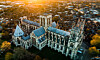 Flygfoto över en York Minster omgiven av stad och träd i solnedgång.