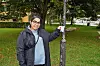 Solav fäster en av sina påsar med en virkad figur på en lyktstolpe i centrala Ronneby.