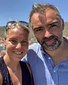 Carina Bergfeldt och Jesper Zølck tar en selfie på sin bröllopsresa.