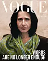 Närbild på person på Vogue-omslag mot ljus vägg i grönt mönstrat sjalplagg.