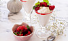 Vispad pannacotta med rårörda hallon