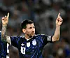 Fotbollsspelare i blåsvart tröja med nummer 10 höjer båda armarna och pekar uppåt.