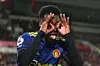 Fotbollsspelare i Manchester United-tröja gör en gest med händerna runt ögonen.