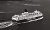 En Viking Line-färja med namnet Viking Sally färdas över mörkt vatten och lämnar ett vitt svall.