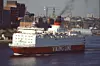 En vit och röd passagerarfärja med texten Viking Line på sidan på vatten i en hamn.