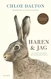Bokomslag med en illustrerad hare och titeln ”Haren och jag” på ljus bakgrund.