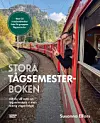 Rött tåg på en kurvig räls i skogig bergsmiljö, med en person som vinkar från ett öppet fönster.