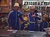 En familj i matchande blå träningsdräkter och gula hjälmar står bakom en disk i en butik.