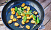 Gnocchi med brynt salviasmör, citronskal och chili
