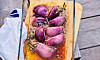 Långbakad rödlök med madeira, salvia, rosmarin och rosépeppar