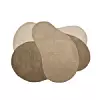 Abstrakta överlappande former i beige och bruna nyanser på vit bakgrund.
