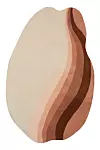 Abstrakt organisk form i beige, rosa och bruna nyanser på vit bakgrund.