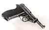 En svart pistol ligger isolerad mot en vit bakgrund.
