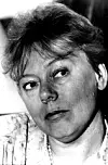 Svartvitt porträtt av en kvinna som ser åt sidan med allvarlig blick.