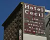 Fasadskylten för Hotel Cecil på en byggnad mot blå himmel.