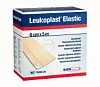 En vit och blå förpackning med Leukoplast Elastic plåster på rulle.