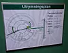 En inramad utrymningsplan med kartskiss och brandanvisningar hänger på en vägg.
