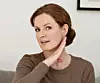 Kvinna utför ansiktsyoga.